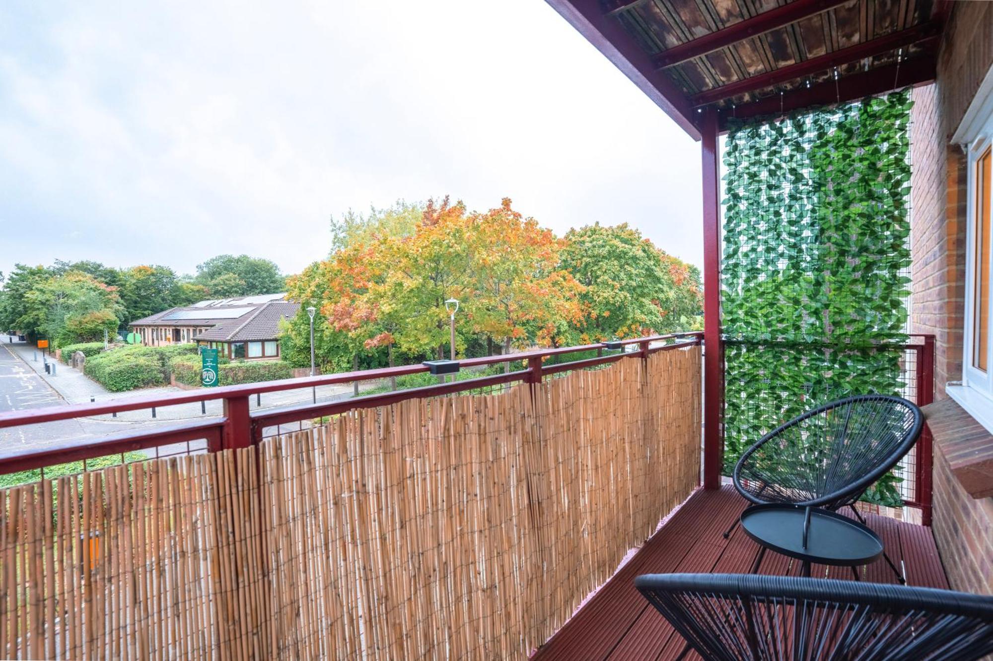 Beautiful 2-Bed City Centre Apartment With Balcony ミルトン・ケインズ エクステリア 写真